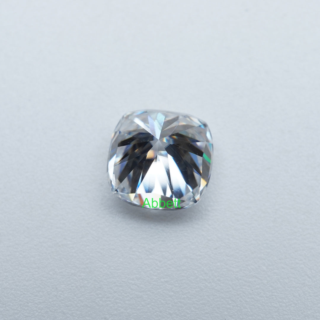 Cushion_colorless_moissanite_3