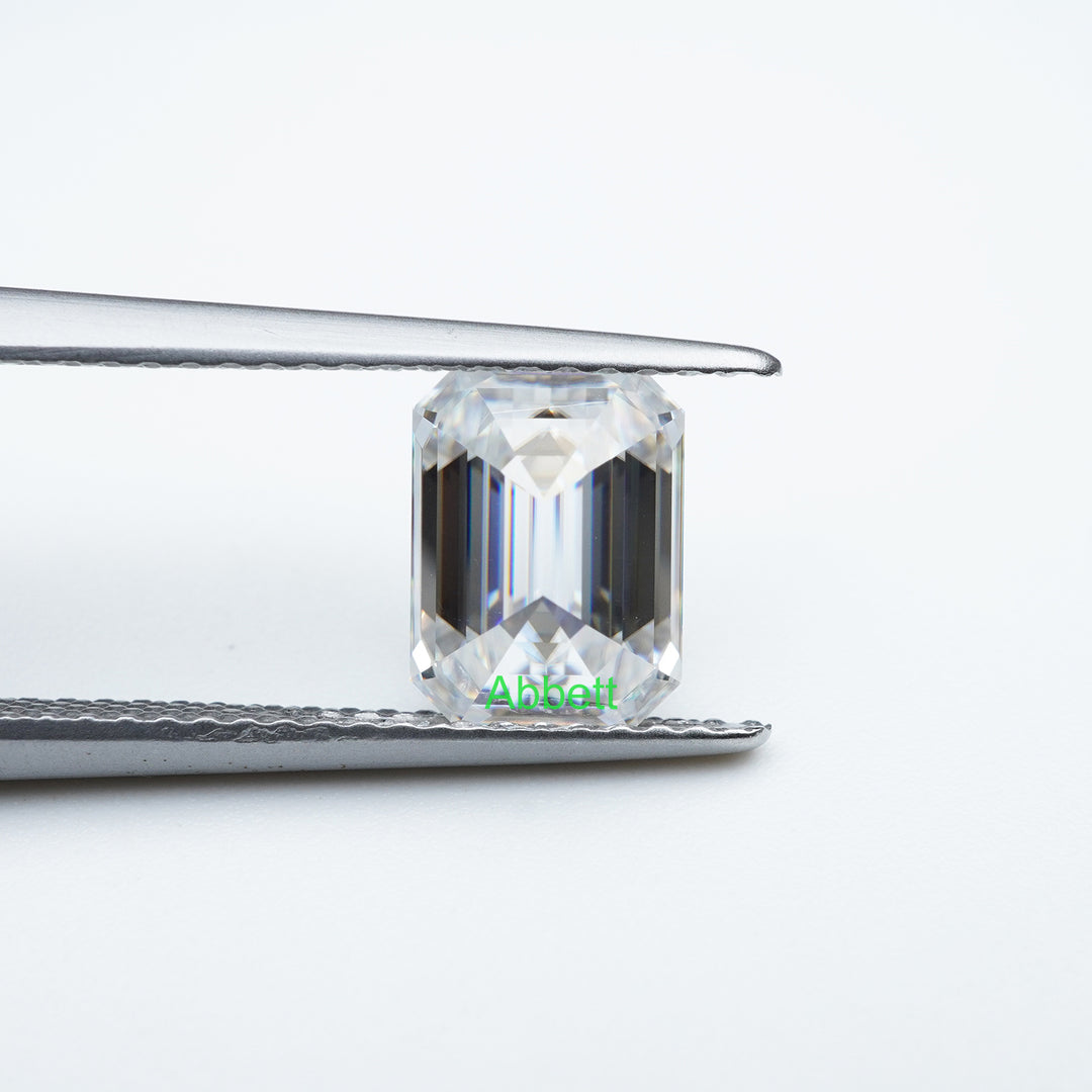 Emerald_colorless_moissanite_2