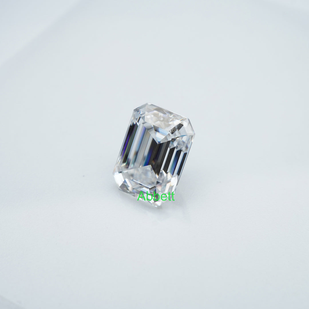 Emerald_colorless_moissanite_4