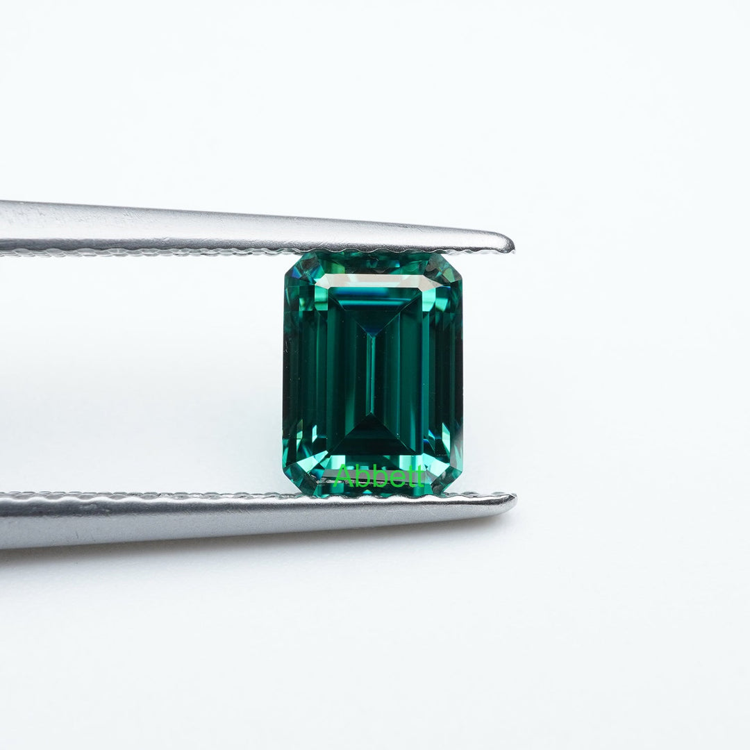 Emerald green moissanite