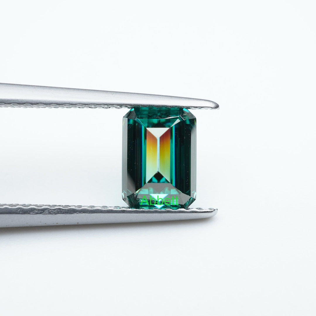 Emerald green moissanite
