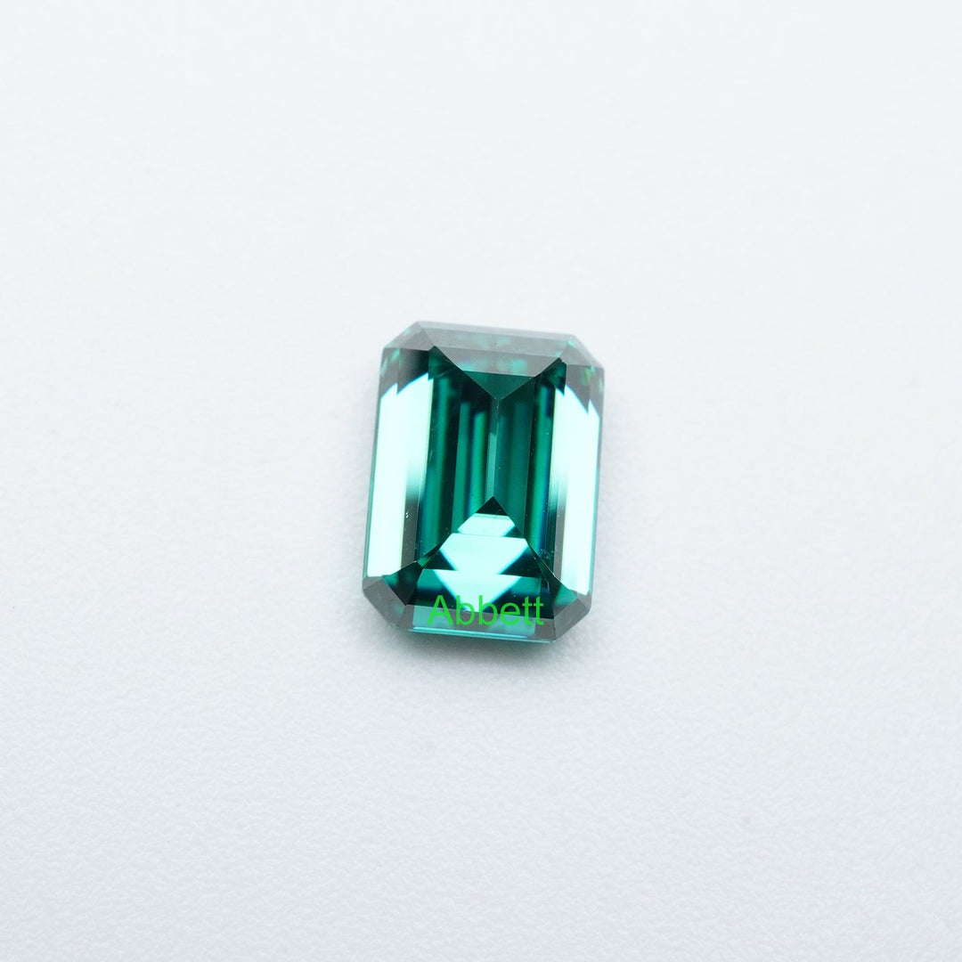 Emerald green moissanite