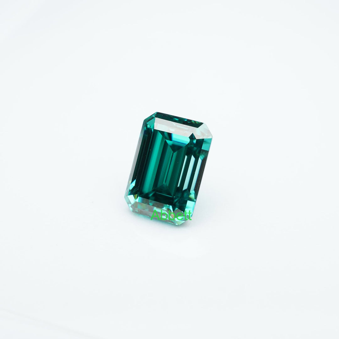 Emerald green moissanite