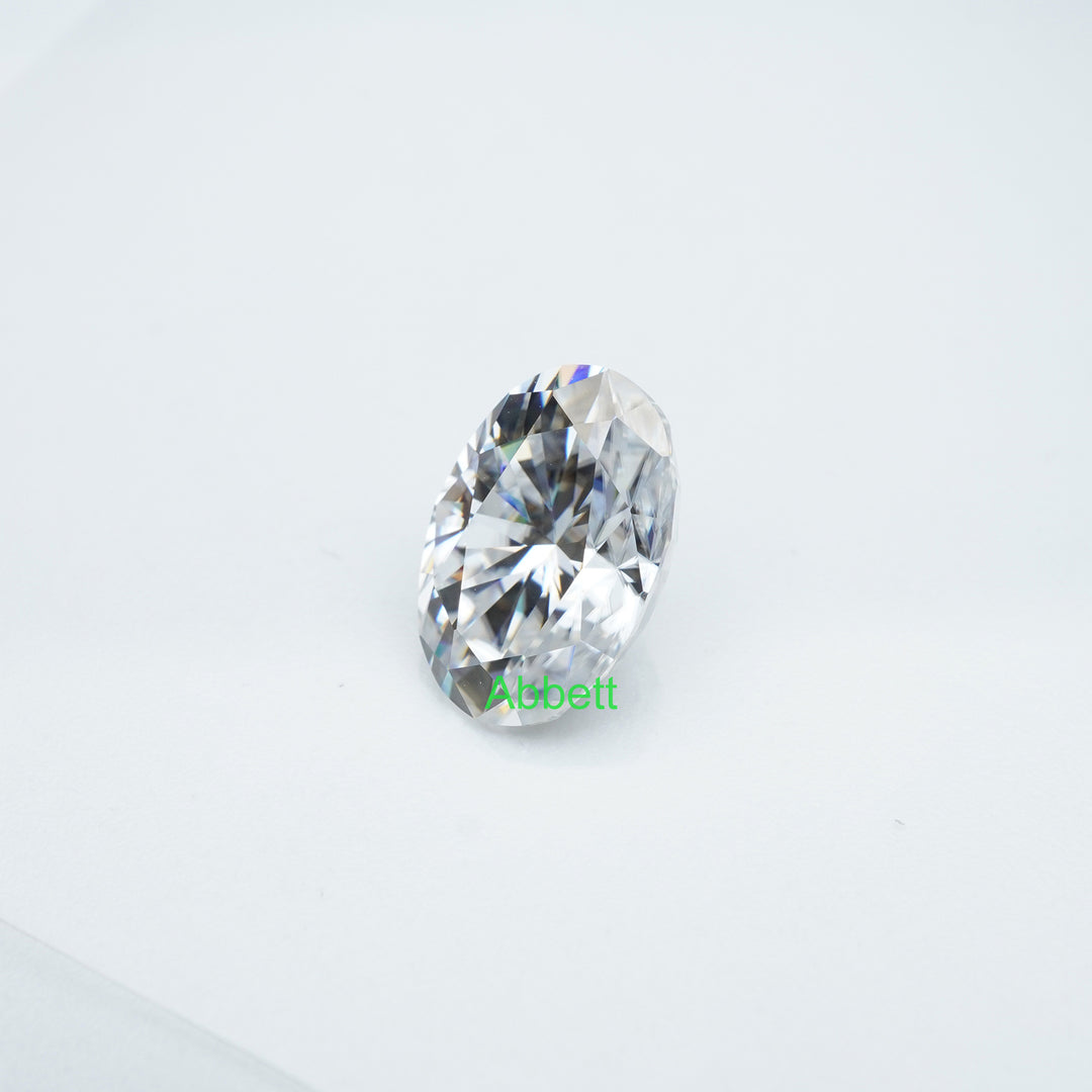 Oval_colorless_moissanite_4