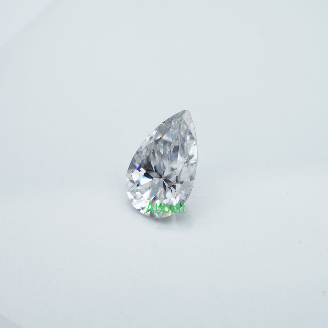 Pear_colorless_moissanite_4