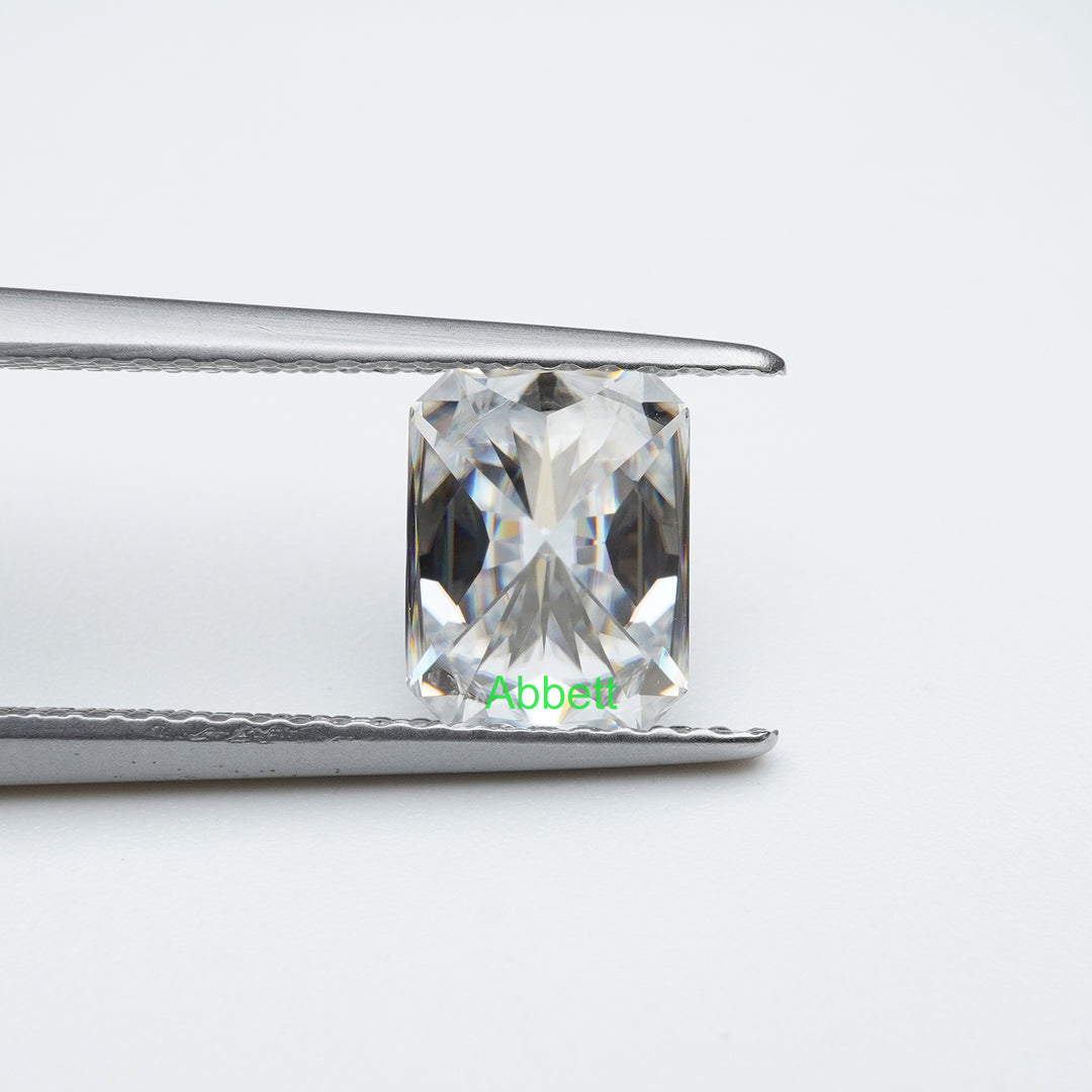 Radiant_colorless_moissanite_2