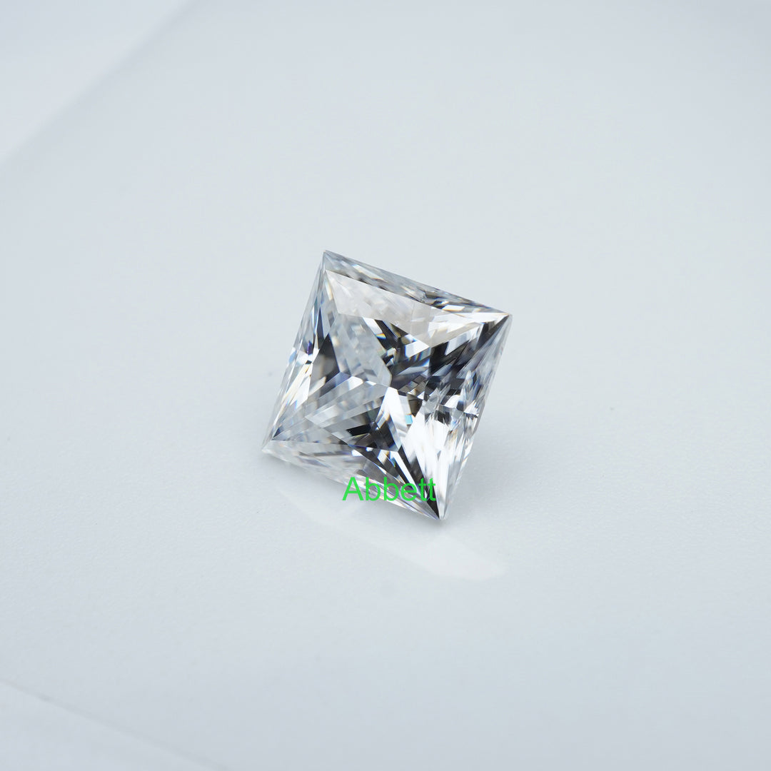 Square_princess_colorless_moissanite