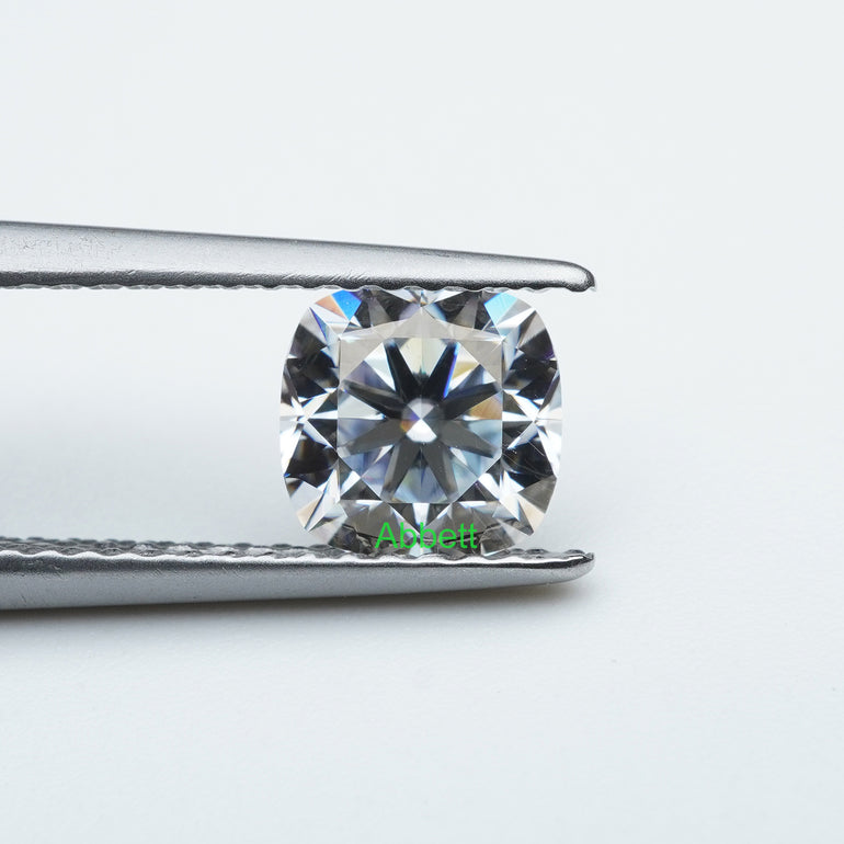 Cushion D FL moissanite
