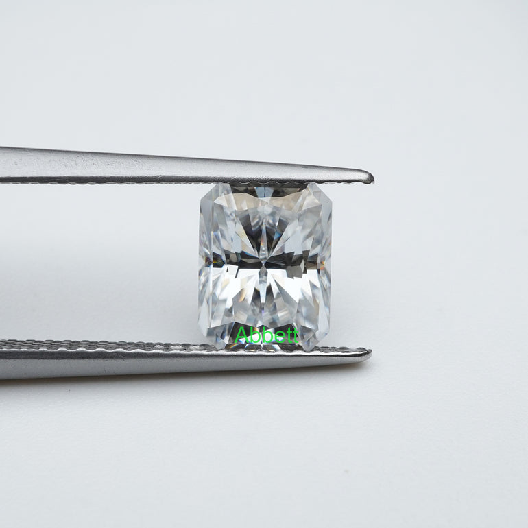 Radiant D FL moissanite